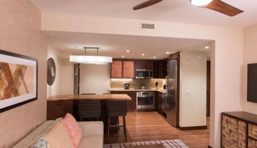 One-Bedroom Suite with Two Double Beds and Mountain View