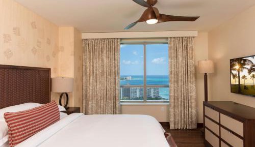 One-Bedroom Luxury King Suite with Sofa Bed
