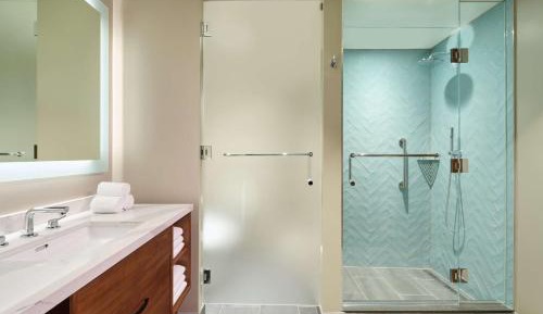 One-Bedroom Deluxe King Suite with Partial Ocean View