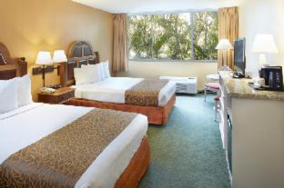 King Room with Bath Tub - Mobility/Hearing Accessible - Non-Smoking