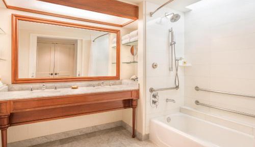 Queen Room with Two Queen Beds and Accessible Tub - Disability Access