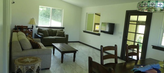 Simple Elegant Comfort In Ideal Location