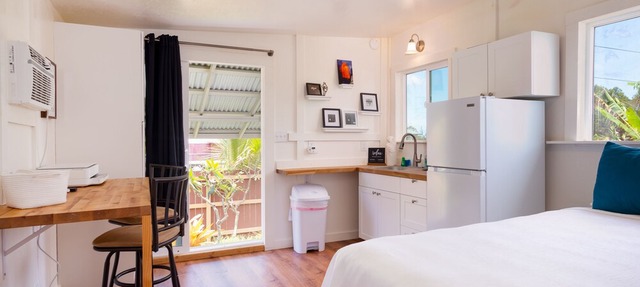 Tropical studio with fast WiFi, near the beach, and snowbird-friendly