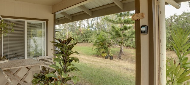 Hawaiian Paradise Park Retreat w/ Soaking Tub