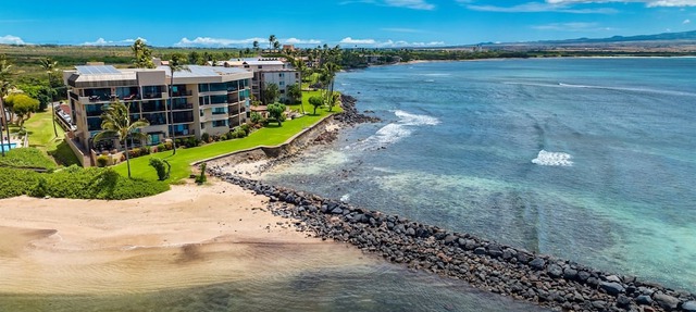 Direct Beachfront with Spectacular Oceanviews!