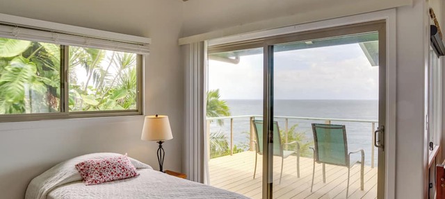 Hilo Home w/Private Deck + Stunning Ocean Views!
