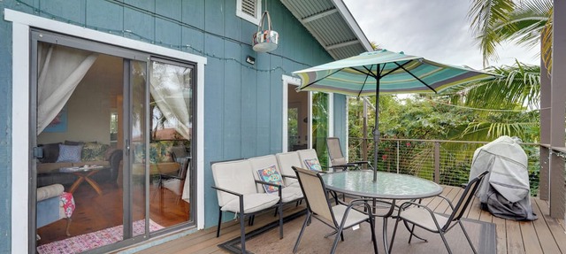 Breezy Kailua-kona Bungalow w/Lanai & Ocean View!