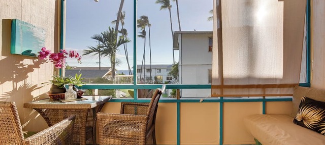 Sunny Central Condo: Lanai & Community Pool Access