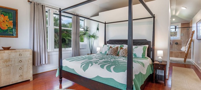 North Shore Gated LUX Estate 1 block to Sandy Beach | House + 2 cottages