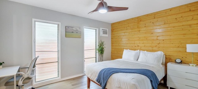 Oceanfront 3bed/1.5bath Maili Beach living