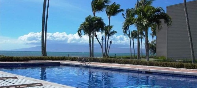 Lovely Oceanfront Tropical Home w/Shared Pool, Free WiFi, Water Views, Lanai