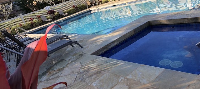 Princeville Delight! COLD A/C, Sleeps 4, Pool & Jacuzzi, Private Lanai & Space