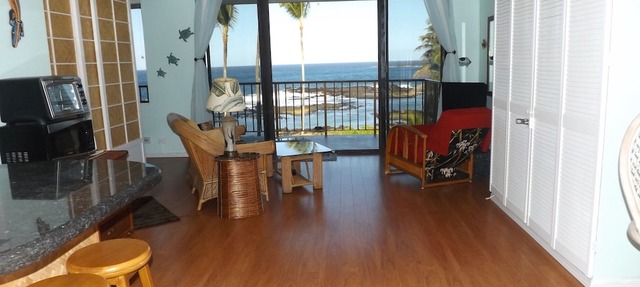 Oceanside Delight, on Hilo beach , 180 degree VIEWS !!!