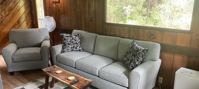 Hawaiian Tree House Cabin - A/C and 15 Minutes to Volcano National Park