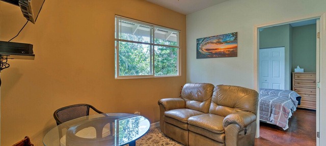 Quiet Tropical Escape w/ Lanai - < 1 Mi to Beach!