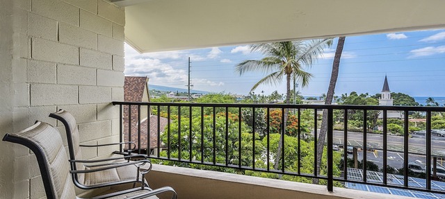 Cozy Oceanview Unit w/AC & Shared Pool in the Heart of Kona Town: Kalanikai 306