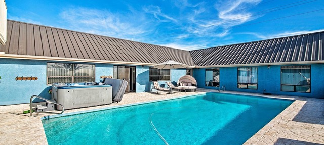 '3 Peaks Oasis' Apt w/ Heated Pool & Hot Tub!