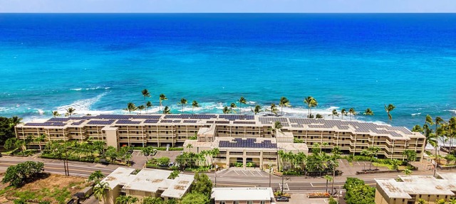 Beautiful Oceanfront Kona Bali Kai 3rd Floor Condo with A/C in Guest Room