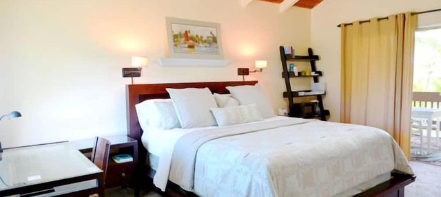 Air Conditioned Upstairs Studio w/RESERVED PARKING; Pool, -WIFI-Walk to Beach