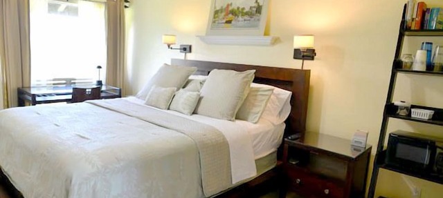 Air Conditioned Upstairs Studio w/RESERVED PARKING; Pool, -WIFI-Walk to Beach