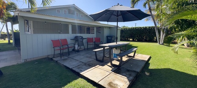Hale Mano Kia - Classic 3 BR West Side Bungalow . Steps from the beach!