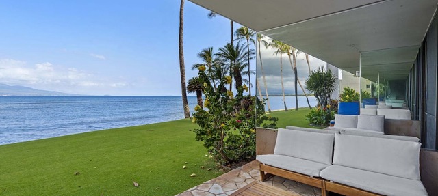 Oceanfront Lauloa 106 - Ground Floor, Modern Renovation, Split-ac, Walk to Beach