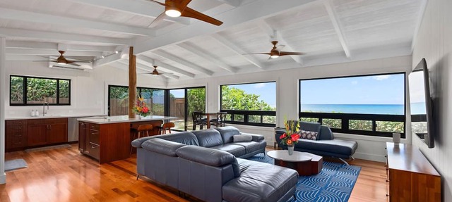 Promo price until November! Mokuleia Beach Villa: Beachfront w/Ocean Views,Deck