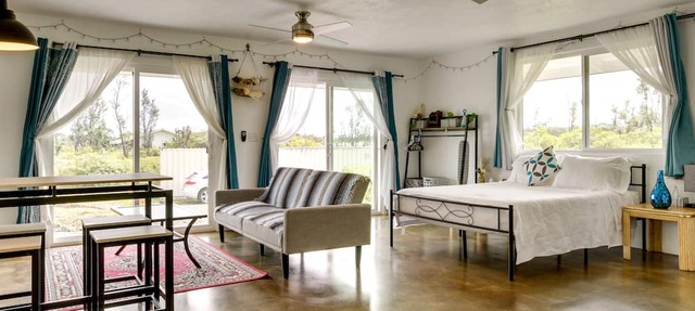 Cozy Keaau Vacation Rental - 1 Mi to Ocean!