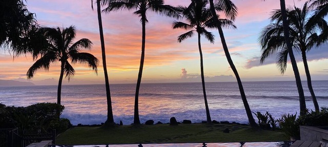 Direct Oceanfront Home w/private pool in exclusive neighborhood near Waimea Bay