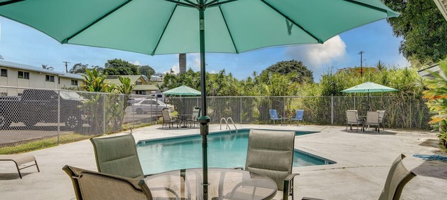 Walk to Dining & Local Markets! Hilo Getaway