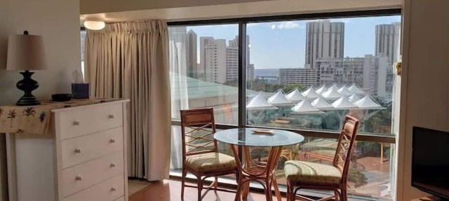 Your own Treasure close to the Beach, shopping and centrally located.