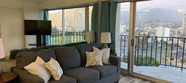 Breezy Waikiki Apartment sleeps 6 with Free Parking
