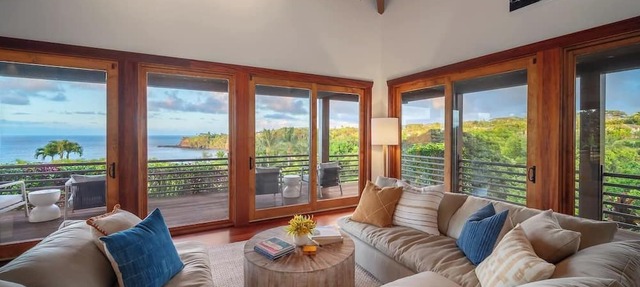 Beautiful, large 5 bedroom house with pool and jacuzzi overlooking Kalihiwai Bay