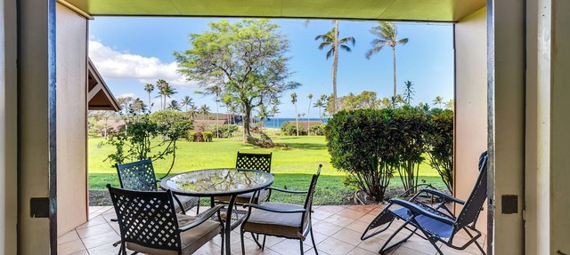 Walk to Beach: Ocean-View Maunaloa Studio
