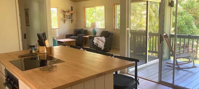 Seaside House, a Peaceful 2 Bedroom Retreat in walking distance to Kehena Beach