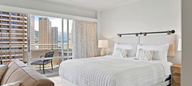 Delightful City View 1 BDRM Condo, Queen Bed w/Kitchen & AC at the Ilikai