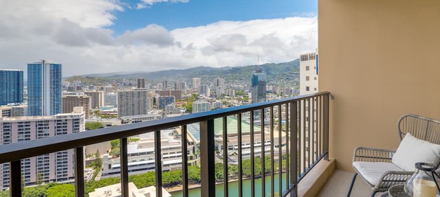 Honolulu Condo Stay w/Balcony: Walk to Beaches!