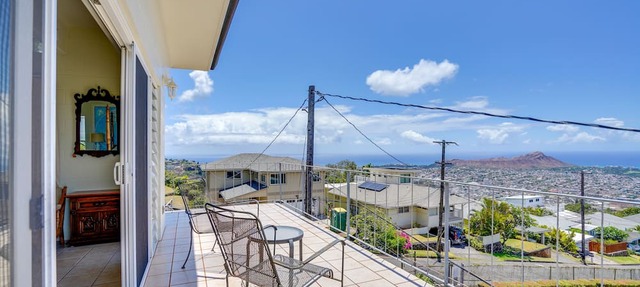 4 Mi to Beaches: Honolulu Hideaway w/Views!