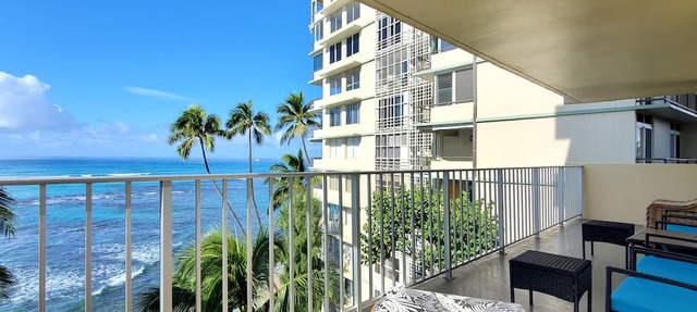 Remodeled in 2022, Diamond Head 2 Bedroom Oceanfront condo