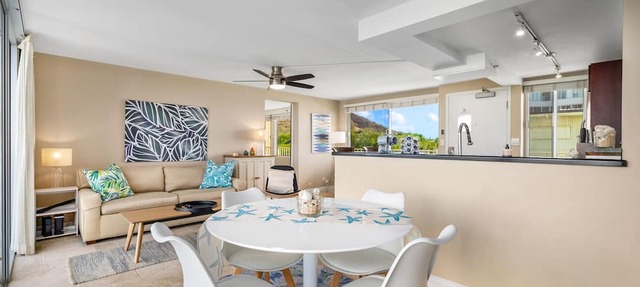 8th Floor Gold Coast 1 Bedroom with Great Views, Kitchen & Den