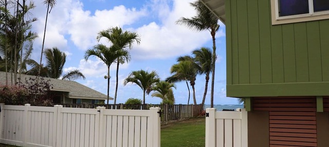 Modern Oceanfront North Shore House, w/AC & volleyball net, near Kualoa Ranch