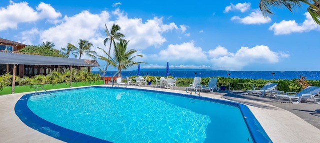 Tropical studio in oceanfront resort w/pool, WiFi, & kitchenette - snowbirds OK