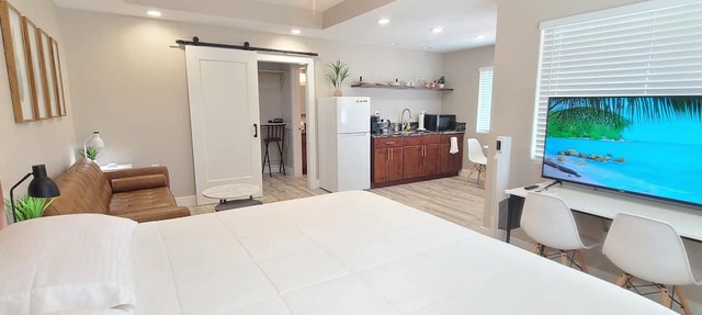 Air Conditioned! Cozy & Modern Style Studio King Bed Free Laundry