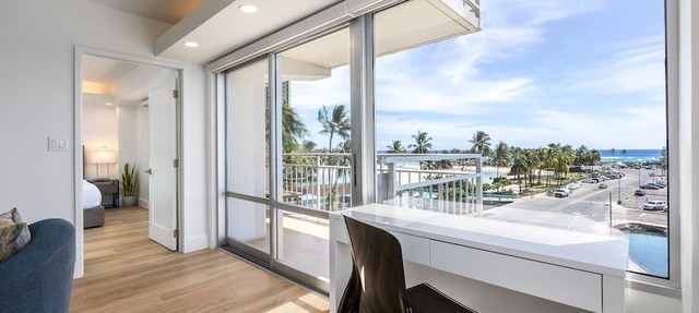 ILIKAI NEWLY RENOVATED OCEAN VIEW ONE FREE PARKING