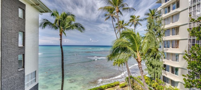 Top Remodel of a gorgeous Diamond Head Oceanfront Lanai Condo - Sleeps 4