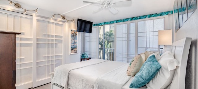 Top Remodel of a gorgeous Diamond Head Oceanfront Lanai Condo - Sleeps 4