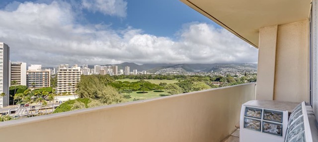 Gorgeous Diamond Head Penthouse Studio Stunning views, Private Balcony.