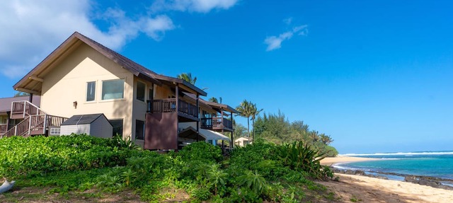 Secluded, Beachfront Condo - Perfect for Honeymoons & The Feel of Old Hawai'i