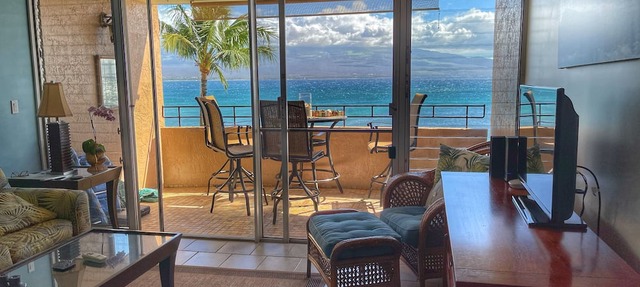 Relaxing Ocean Front Views on Maui! Island Sands Condominium