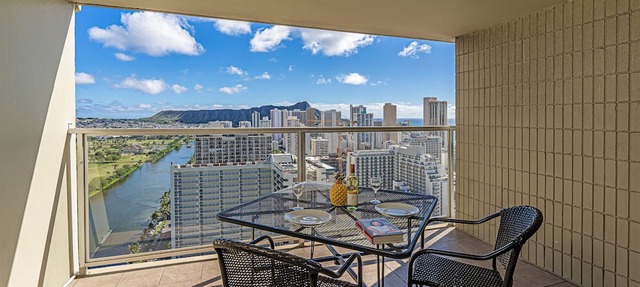 Ocean-Diamond Head Waikiki Condo at Island Colony Short Walk to the Beach